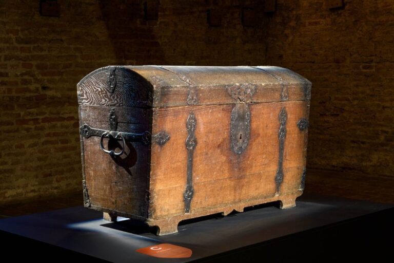 Hugo-de-Groot-en-de-boekenkist-een-legendarische-ontsnapping-1024x682